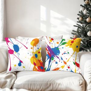 Les coussins décoratifs aux motifs de peintures éclatantes ajoutent une touche festive à la décoration de salon confortable, avec des chaussettes de Noël et des bois de renne. - Product Image 3