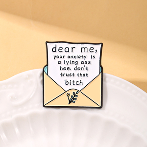 เข็มกลัดเคลือบอ่อนแบบกำหนดเองลาย Dear Me ป้องกันความวิตกกังวล - เข็มกลัดโลหะกันสีซีดพร้อมคำคมตลกสำหรับตกแต่งแฟชั่นประจำวัน - Product Image 1