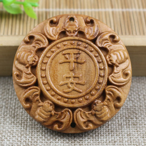 Colgante redondo de madera de durazno tallado con grabado de la palabra 'Peace', amuleto temático para regalo, accesorio de moda unisex. - Product Image 2