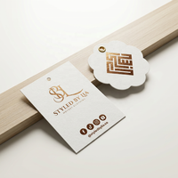 Étiquettes suspendues personnalisées en papier recyclé pour vêtements, avec impression à base d'eau, accent en feuille métallisée et ficelle de jute