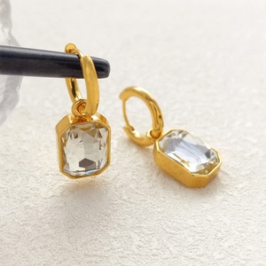 Boucles d'oreilles créoles en acier inoxydable plaqué or PVD 18 carats avec breloques en zircon taille émeraude |   Bijoux hypoallergéniques, résistants au ternissement et tendance - Product Image 3