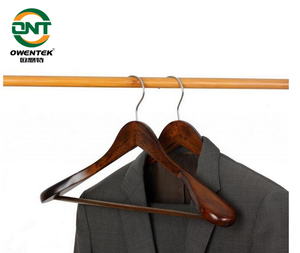 Cintres de luxe en bois à épaules larges, antidérapants et robustes <span class=keywords><strong>pour</strong></span> manteaux et vestes - Product Image 6