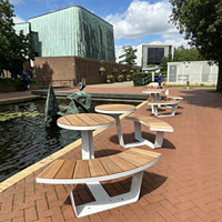 Table de repas extérieure ronde moderne avec bancs incurvés, structure métallique, ensemble de sièges en bois pour hôtel et villa, usage commercial