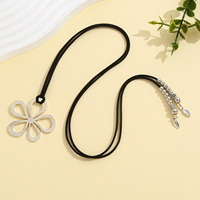 Lange Trendige Boho-Halskette mit Schwarzem Lederband, Sechsblättriger Blumenanhänger, Silberperlen und Blattspitzen - Perfektes Partygeschenk