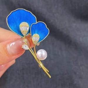 เข็มกลัดผ้ากำมะหยี่รูปผีเสื้อประดับมุกน้ำจืด งานแฮนด์เมด สไตล์จีนโบราณ ระดับไฮเอนด์ ประดับขนนกยูง เหมาะสำหรับชุดกี่เพ้าและชุดแฟชั่น - Product Image 1