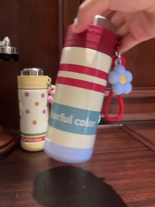 กระบอกน้ำสแตนเลสแบบพกพาสำหรับเด็กผู้หญิงทรงเรโทรทันสมัยพร้อมเครื่องดื่มสูญญากาศลายดอกไม้ที่ละเอียดอ่อน - Product Image 3