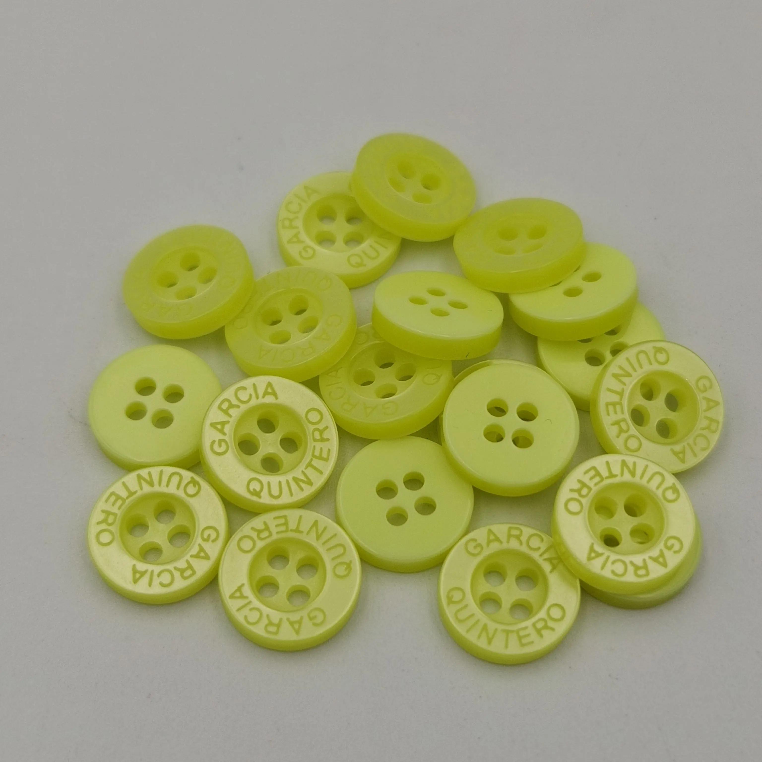 Botões de resina de 4 furos/2 furos, tamanho de aceito e personalização da cor, botões de letra
