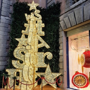 Árbol de Navidad Comercial LED para Exteriores, Luces con Motivo de LOVE XMAS en PVC, Decoración Gigante con Letras Doradas de XMAS para Centros Comerciales - Product Image 3