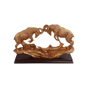 Escultura de Resina de Dos Carneros Dorados en Duelo sobre Base de Madera, Estatua de Ovejas de Cuernos Grandes en Lucha con Cuernos Entrelazados, Arte de Mesa con Temática de la Naturaleza - Product Image 2