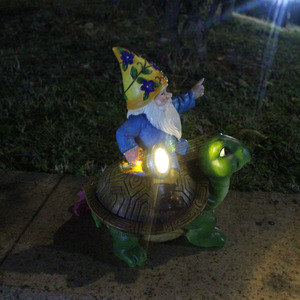 La más nueva decoración de jardín de resina estatua de Gnomo de resina sentada en estatuilla de Gnomo de tortuga figuritas de jardín con energía solar - Product Image 5