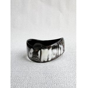 Bracelets authentiques en corne de buffle, artisanat naturel, bijoux faits à la main, conçus pour les femmes recherchant des accessoires durables - Product Image 1