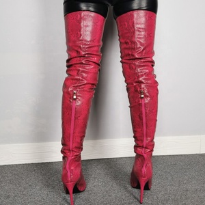 รองเท้าบูทหุ้มข้อสูงลายงูหลามสีแดงกุหลาบ ปลายแหลม ซิปหลังครึ่งตัว ส้นบาง ไซส์ใหญ่พิเศษ 47 สำหรับผู้หญิง - Product Image 6