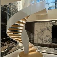 Escalier intérieur en colimaçon de luxe avec garde-corps en verre courbé Bandes de roulement en bois massif Cadre moderne en acier pour maisons duplex et villas