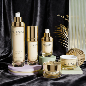 Set di Vasetti Cosmetici da 120ml, 100ml, 50ml, 30ml con Tappo Dorato Elegante e Pompa per Confezioni Skincare - Product Image 1
