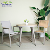 Table à manger carrée de style européen avec pieds en aluminium durable Design en bois plastique pour l'extérieur Bistrot & Restaurant