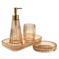 Ensemble de salle de bain de luxe personnalisable en verre cannelé ambré, quatre pièces : distributeur de savon liquide, pompe dorée, gobelet, porte-savon, plateau, décoration intérieure