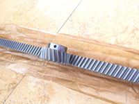 Rak dan Pinion Gigi Helikal Presisi Tinggi DIN6 M1.5 15*15m*1000mm Hasil Penggilingan