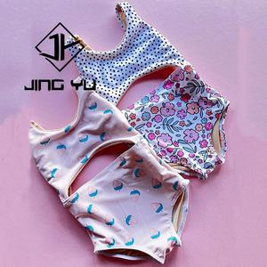 Pantalones Cortos Deportivos para Niños de Alta Calidad, Personalizados con MOQ Bajo, Estampados y Elásticos, Hechos de Nailon Reciclado - Product Image 3