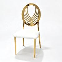 Chaise de salle à manger de mariage moderne avec cadre en acier doré, coussin blanc de luxe et dossier incurvé, idéale pour hôtel