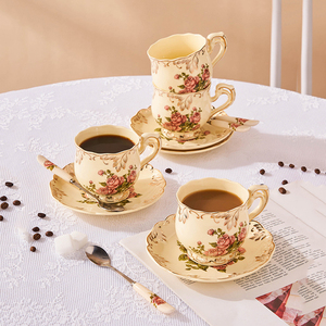 Service à thé en porcelaine rose ivoire vintage avec théière, motif floral, idéal pour un cadeau - Product Image 3