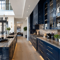 Meubles de cuisine sur mesure avec portes shaker, finition laquée haute brillance et îlot de rangement, dimensions et aménagement de rangement personnalisés