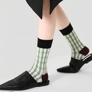 Chaussettes pour femmes en tricot torsadé vert avec accent Lurex, chaussettes tendance bicolores pour tenue habillée et décontractée, chaussettes de sport pour femmes - Product Image 1