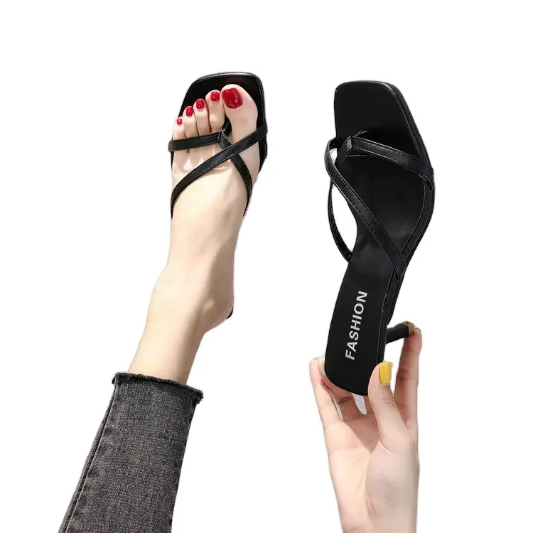 صنادل وشباشب المرأة الصيف جديد خنجر مجموعة اصبع القدم النسخة الكورية من خفيفة الوزن السيدات النعال حجم كبير