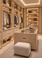 Dressing sur mesure moderne et luxueux avec éclairage LED, armoire intégrée, meuble de rangement ouvert et îlot central pour villa.