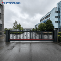 Portail coulissant cantilever moderne en aluminium avec télécommande et caméra LPR pour la gestion de l'accès des véhicules dans les parcs industriels