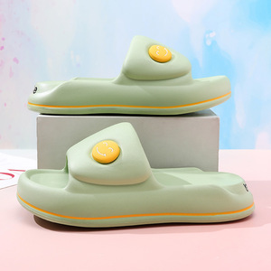 Pantoufles noires pour femmes, semelle EVA à une sangle, antidérapantes, chaussures de plage d'été, design simple et décontracté, taille 35 à 45 - Product Image 3