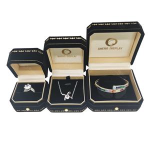 Velours noir bordé par or professionnel de boîtes de présentation de bijoux avec le logo embouti chaud de feuille d'or - Product Image 4