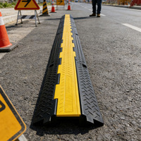 Rampe de protection de câbles multi-canaux en caoutchouc recyclé avec connexion flexible, conception sûre et stable pour un trafic de 10 à 15 mph