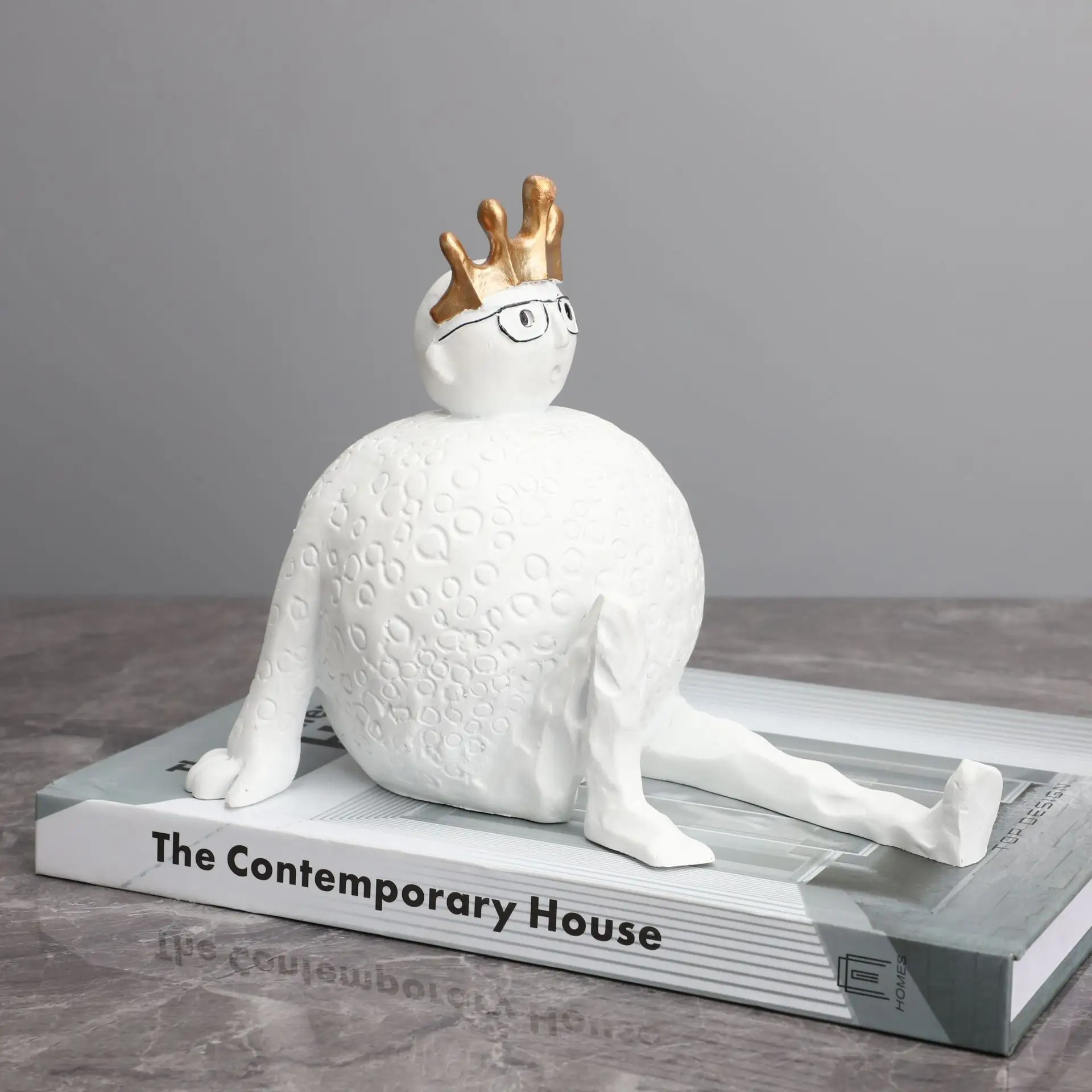 Escultura de resina creativa Simple, adorno sentado de corona, decoración del hogar, adorno artesanal de resina