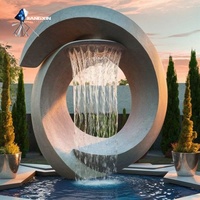Fontaine d'eau en acier inoxydable moderne en forme de croissant Installation artistique pour la décoration de jardin Paysage extérieur Espace de vie