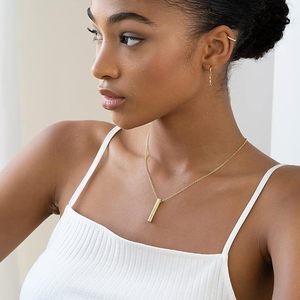 <span class=keywords><strong>Collana</strong></span> <span class=keywords><strong>con</strong></span> Ciondolo a Barra Verticale Personalizzata <span class=keywords><strong>con</strong></span> <span class=keywords><strong>Nome</strong></span> Inciso su 4 Lati, Zirconia Cubica Creata in Laboratorio - Product Image 1
