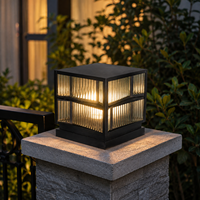 Lampe de poteau extérieure moderne avec panneaux de verre côtelés superposés pour l'éclairage paysager