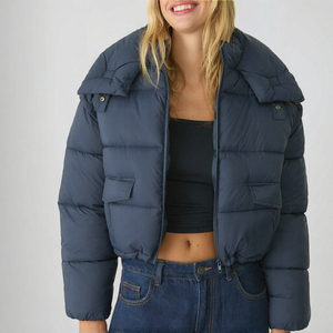Blouson court matelassé pour femme, en duvet alternatif, avec fermeture éclair et capuche, pour un usage décontracté en hiver - Product Image 3