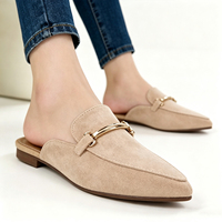 Mules plates à bout pointu pour femmes, très tendance, avec boucle métallique décorative, idéales pour l'extérieur
