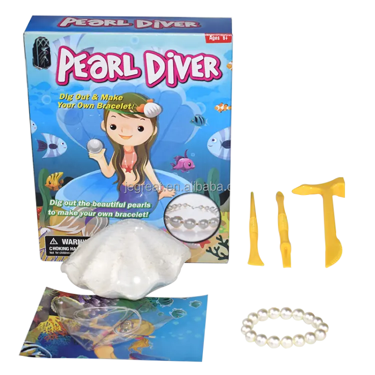 女の子が子供のための真珠ダイバーの貝殻キットを掘り起こして、あなた自身のブレスレットを作ります