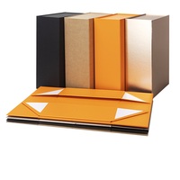 Boîte-cadeau de valise pliante en papier kraft avec fermeture magnétique et poignée pour emballage de vêtements de luxe avec impression en relief