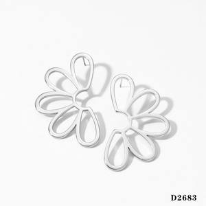 Pendientes de Acero Inoxidable con Baño PVD en Color Oro de 18K, Diseño Floral, Resistentes al Óxido, Joyería Clásica y Elegante con Piedras Grandes - Product Image 3