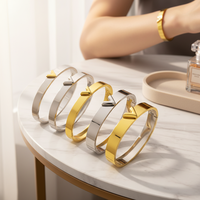 Bracelet manchette en acier inoxydable plaqué or 14 carats avec breloque en V et initiale, anti-rouille, unisexe, étanche, vente en gros