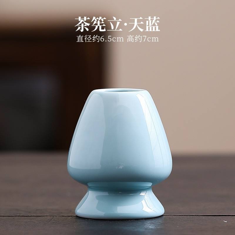 ชายืน-สีฟ้า