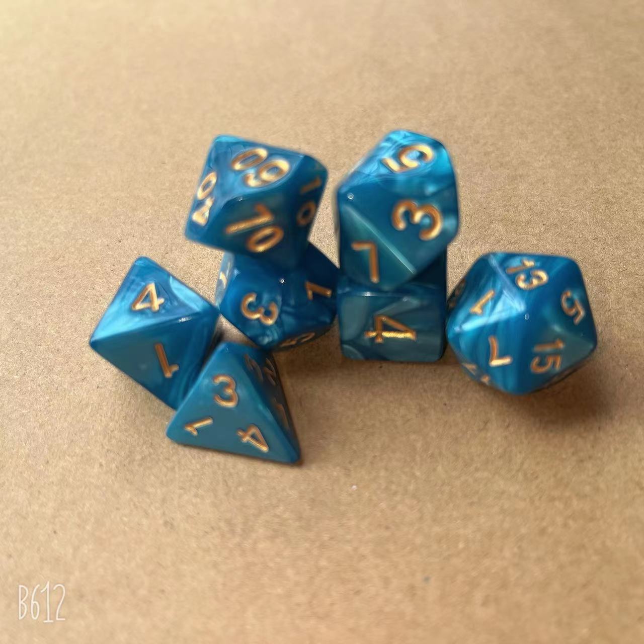 Motif de perles, lettrage doré à pois bleu ciel