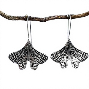 Pendientes de gancho chapados en plata estilo bohemio hechos a mano pendientes de aro de gota de hoja grande - Product Image 1