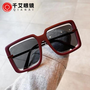 แว่นกันแดดกรอบสี่เหลี่ยมสีชมพูผู้หญิงแฟชั่นน้ำหนักเบาเลนส์พีซีประเภท 3 แว่นกันแดดสำหรับงานปาร์ตี้ชุดเวที - Product Image 2
