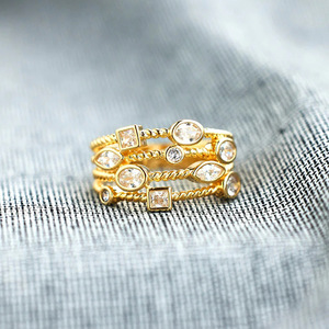 Anelli Geometrici da Donna T0723 con Zirconia Cubica Ovale Incastonata, Gioielli di Moda per Fidanzamento - Product Image 1