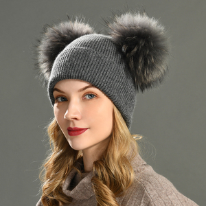 <span class=keywords><strong>Bonnet</strong></span> d'hiver de luxe tricoté pour <span class=keywords><strong>femme</strong></span> avec double <span class=keywords><strong>pompon</strong></span>, logo personnalisé, prêt pour le voyage, en cachemire, laine et <span class=keywords><strong>fourrure</strong></span> de raton laveur - Product Image 2