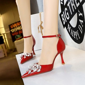 Sandales plates à talons hauts en cuir verni pour femmes, modèle 2023, à bout pointu, ajourées, avec nœud en strass et bride unique – Nouveauté très prisée - Product Image 1