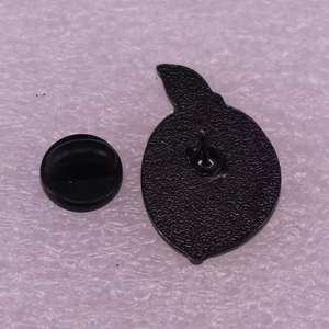 Spilla in Lega di Zinco con Limone Amaro, Gioiello Minimalista con Placcatura in Nichel Nero, Spilla Agrumata per un Tocco Sarcasmico - Product Image 6